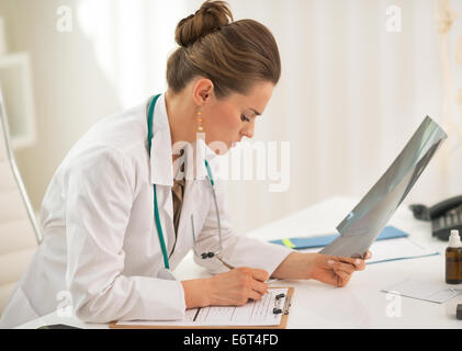 Arzt Frau mit Fluorography arbeiten im Büro Stockfoto