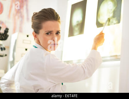 Arzt Frau zeigte auf lightbox Stockfoto