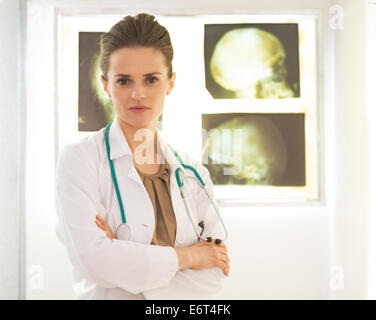 Porträt der Frau Doktor vor lightbox Stockfoto