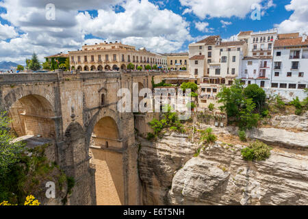 Die Brücke Puente Nuevo über Guadalevín in El Tajo Schlucht, Ronda, Malaga Provinz, Andalusien, Spanien, Europa. Stockfoto