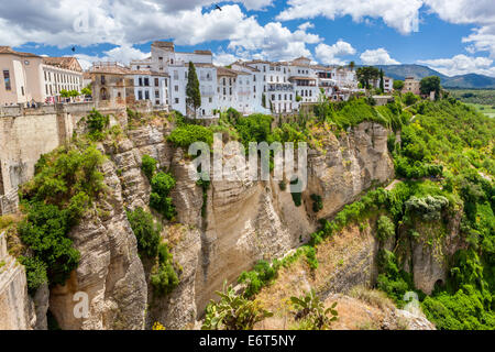 Häuser am Rande von El Tajo Schlucht, Ronda, Malaga Provinz, Andalusien, Spanien, Europa. Stockfoto