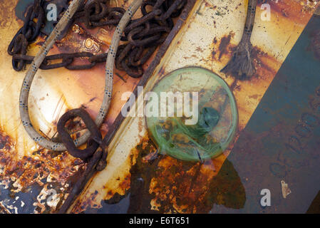 Angeln Boot Stillleben, zeigt Netze, Bojen und verschiedenen Trawler und Angelausrüstung Stockfoto