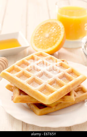 Traditionelle Belgien Tearoom und Orangensaft. Selektiven Fokus auf die Waffeln Stockfoto