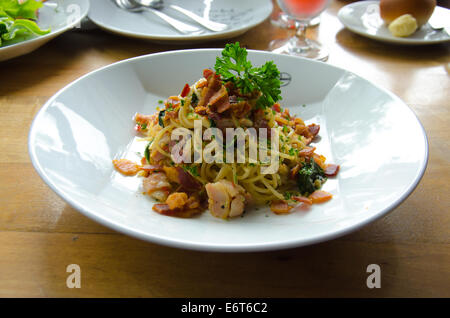 pikante Spaghetti mit Schinken essen Stockfoto