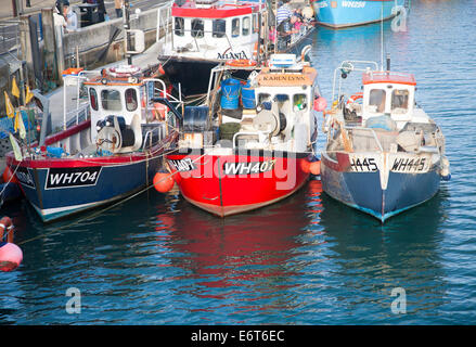 Bunte Fischerboote im Hafen von Weymouth, Dorset, England Stockfoto