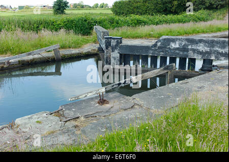 Alten Stil hochziehen hölzerne Schleuse Paddel auf Rufford Zweig der Leeds-Liverpool-Kanal Stockfoto