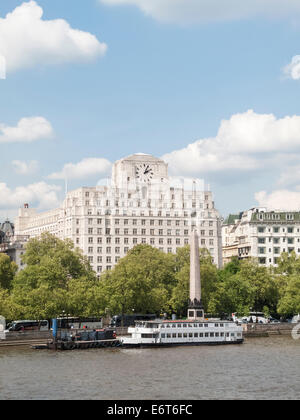 Shell Mex House am 80 Strand, auf dem Damm im Londoner West End, mit Kleopatras Nadel Obelisk im Vordergrund Stockfoto