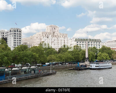 Shell Mex House am Ufer der Themse am 80 Strand, am Ufer des Westendes von London, mit Cleopatras Needle Obelisk im Vordergrund Stockfoto