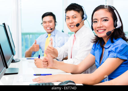 Asiatische chinesische Call-Center-Agent-Team am Telefon Stockfoto