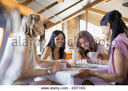 Frauen zusammen im Restaurant Essen