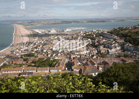 Chesil beach tombolo with high density housing in Fortuneswell, Isle of Portland, Dorset, England Stockfoto