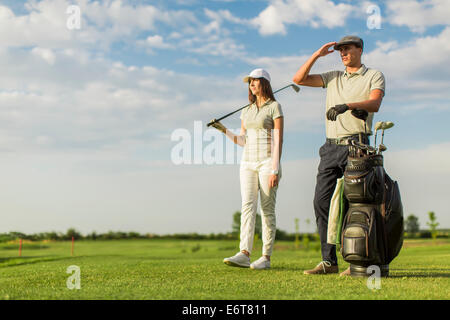 Junges Paar im Golf-cart Stockfoto