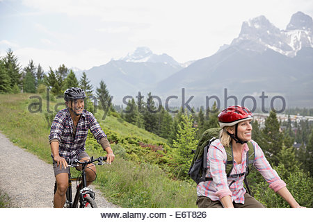 Paar Reiten Mountainbikes auf Hügel