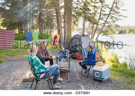 Familie entspannende Lagerfeuer zusammen
