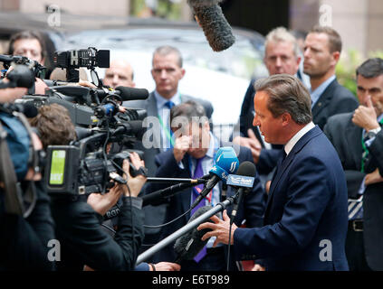 Brüssel, Belgien. 30. August 2014. Der britische Premierminister David Cameron im Gespräch mit den Medien während der Ankunft am Sitz Europäischen Rates vor dem Sondergipfel der Europäischen Union (EU) in Brüssel, 30. August 2014. Die Unterstützung für die Ukraine und weitere Sanktionen gegen Russland dürften die Agenda des Sondergipfels am Samstag nach oben. Bildnachweis: Zhou Lei/Xinhua/Alamy Live-Nachrichten Stockfoto