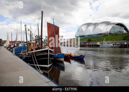 Alte Segelschiffe versammelten sich am Fluss Tyne in Newcastle für ein Festival am Kai. Stockfoto