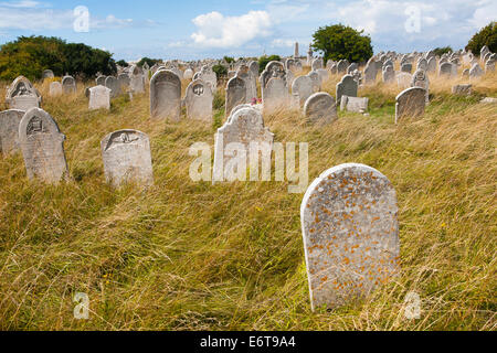 Gräber auf dem Friedhof der St. Georg Kirche, Isle of Portland, Dorset, England Stockfoto