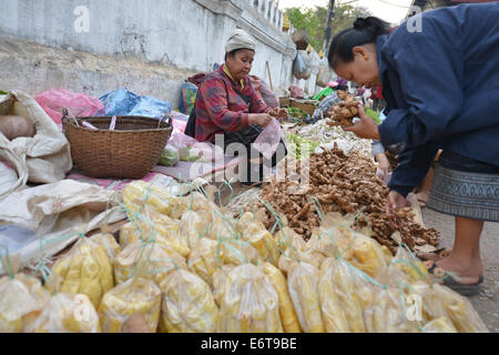 Luang Prabang, Laos - 1. März 2014: Frau verkauft Lebensmittel auf dem Markt in Luang Prabang, Laos. Stockfoto