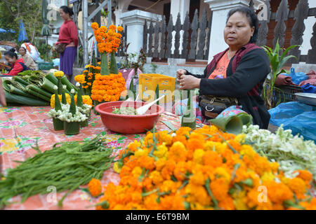 Luang Prabang, Laos - 1. März 2014: Frau verkauft Blumen auf dem Markt in Luang Prabang, Laos. Stockfoto