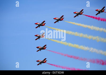 Payerne, Schweiz, 30. August 2014. Zwei Jets der Patrulla Águila ein Manöver in der Luft zeigen bei AIR14 am Samstag 30. August Credit: Carsten Reisinger/Alamy Live News Stockfoto