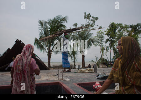 Bangladesch. 24. August 2014. Erosion durch die Padma-River in der Nähe der Mawa vielen Menschen verloren ihr Land in der Erosion in Padma, sie sind jetzt obdachlos. Bangladesch gehört zu den am dichtesten bevölkerten Länder der Welt mit 32 % Küstengebiet, das ist 47,211.square Kilometer. Nach der Volkszählung im Jahr 2001 leben rund 35 Millionen Menschen in der Küstenregion, die 28 % der Gesamtbevölkerung ist. Entsprechend der geografischen Lage und Biodiversität, it.is zu sagen, dass das Küstenökosystem der am stärksten diversifizierte und sich ständig verändernden. Es verfügt über eine lebendige potentials.as sowie gefährdet und Gefahren. THR Stockfoto