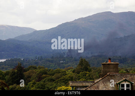 Dies ist Teil einer Serie von Fotos, die zur Zeit über einen Zeitraum von 15 Minuten, die Untersuchungsrichter übergeben. Windermere, Cumbria, UK. 30. August 2014. Tödliche Seenplatte Hochzeit Feuer Ecclerigg, in der Nähe von Windermere Polizei glauben, dass ein Mann und eine Frau bei einem Feuer im Ecclerig starb, das Feuer fand im Ecclerigg während einer Hochzeit gestern Nachmittag. in der Nähe von Windermere am Samstagnachmittag. Notdienste hießen in der Szene wo wurde eine Halle mit Feuerwerk am Feuer. Bild zeigt schwarzen Rauch & Feuerwerk explodieren genommen um 15:50 Samstag Credit: Gordon Shoosmith/Alamy Live News Stockfoto