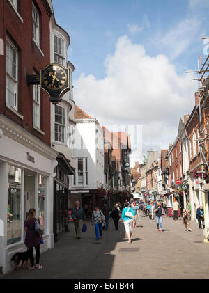 Menschen beim Einkaufen in der belebten Fußgängerzone in Winchester, Hampshire, England Stockfoto