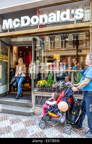 McDonald's Prag Fast Food in der Mostecka Straße, Mala Strana Prag, Tschechische Republik Stockfoto