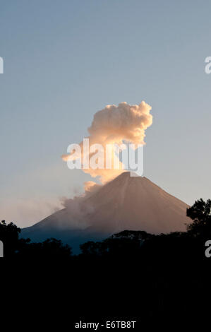 Fahne von Volcan El Feugo durchbrechenden / de Colima Vulkan in Mexiko Stockfoto