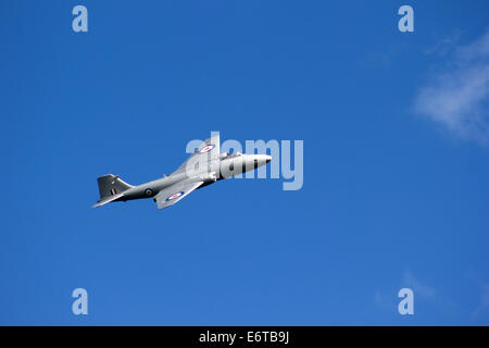 English Electric Canberra fliegt über Dawlish Stockfoto