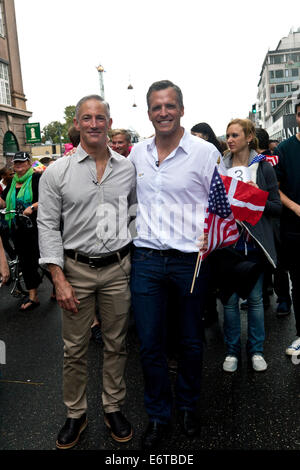 Kopenhagen, Dänemark. 30. August 2014. US-Botschafter in Dänemark, Herr Rufus Gifford (Foto, rechts) mit seiner Partnerin im Leben (Foto, links), Dr. Dr. Stephen DeVincent, Spaziergänge mit der Pride parade durch Kopenhagen zusammen mit einigen 20.000. Später Herr Gifford hielt eine Rede auf dem Rathausplatz, wo viele tausend Zuschauer versammelt waren. Bildnachweis: OJPHOTOS/Alamy Live-Nachrichten Stockfoto