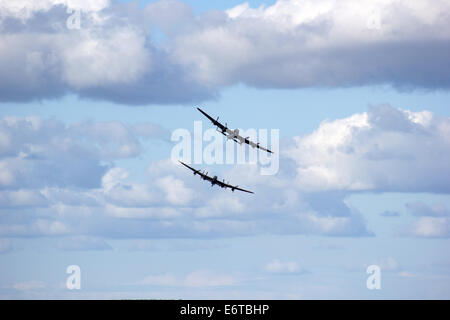 2 Avro Lancasters fliegen zusammen Stockfoto