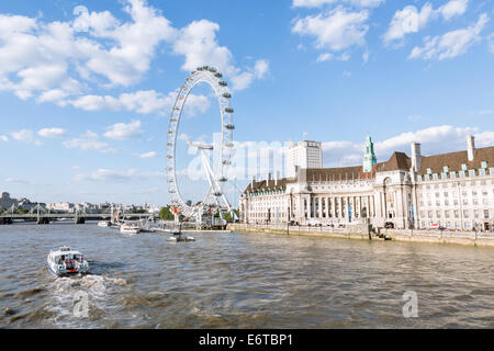 Das London Eye und die Themse in London an einem Sommertag Stockfoto