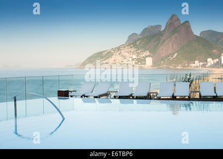 Fasano Hotel Pool und Ipanema Strand, Rio, Brasilien. DOIs Irmaos Berg und Ipanema Strand in der Ferne. Keine Personen. Stockfoto