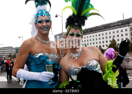 Kopenhagen, Dänemark. 30. August 2014. Kopenhagen Pride Week 2014 kommt zu dem Schluss es ist 4 Tage lange Event mit 3 Stunden lange und spektakuläre Pride parade durch die innere Stadt Kopenhagen. Mehr als 20.000 Menschen an der Parade teilgenommen, das von einigen hunderttausend Zuschauer entlang der Strecke erfüllt wurde, schätzt die Organisatoren. Auf der Pohoto 2 Pride Parade Teilnehmer verkleidet. Bildnachweis: OJPHOTOS/Alamy Live-Nachrichten Stockfoto