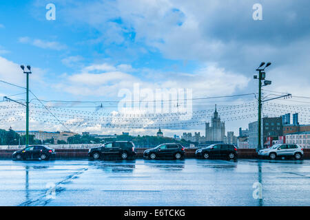 Moskau, Russland. 30. August 2014. Wetter: Autos auf großen Moskvoretsky Brücke warten auf eine Braut und Bräutigam, während die ehemaligen Schutz vor dem Regen in einer Innenstadt. Bildnachweis: Alex Bilder/Alamy Live-Nachrichten Stockfoto