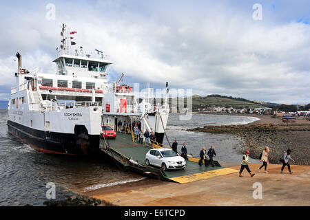 Caledonian MacBrayne Fähre Reisen von Millport Andocken an Largs, Firth of Clyde, mit Fußgänger und Autos Stockfoto