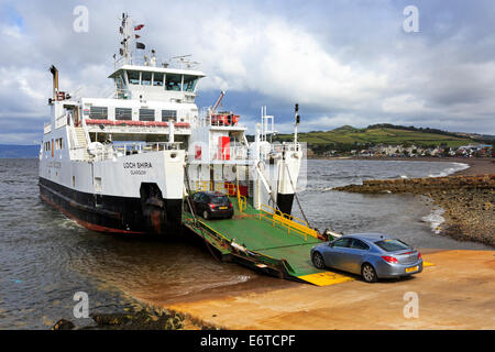 Autos auf dem Caledonian MacBrayne Fähre in Largs, Ayrshire einschiffen und Reisen auf die Insel Millport, über die Firth-of-C Stockfoto