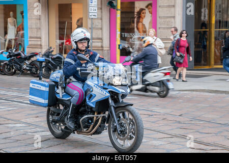 Italienische Polizia Motorrad Polizist betrachten Telefon während der Fahrt mit Motorrad Stockfoto