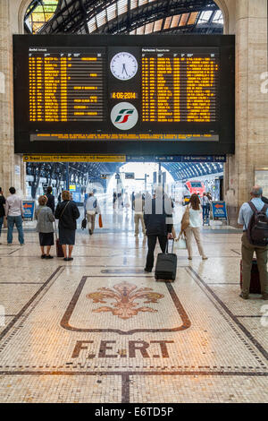 Elektronische Abfahrten trainieren Board und warten Passagiere, Hauptbahnhof in Mailand, Italien Stockfoto