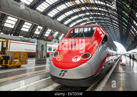 Freccia Rossa high-Speed-Zug im Hauptbahnhof von Mailand - Mailand Centrale Stazione - Italien Stockfoto