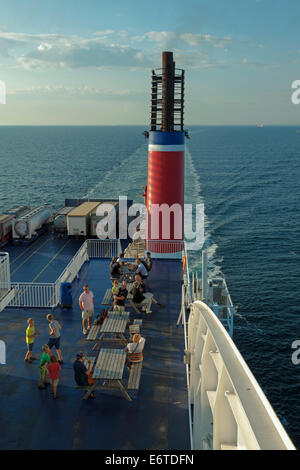 Menschen entspannen auf dem Sonnendeck der Stena Scandinavica, ein Passagier Fähre Segeln aus Schweden und auf dem Weg nach Kiel, Deutschland. Stockfoto