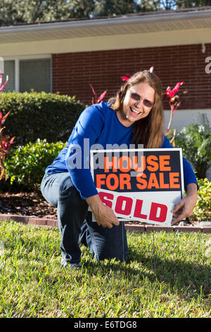 Ältere Hausbesitzer ihr Haus zu verkaufen. USA Stockfoto