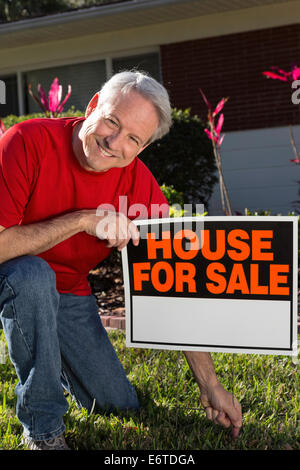 Reife Hauptinhaber Platzierung seiner Vorstadthaus zu verkaufen. USA Stockfoto