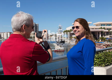 Älteres paar der Touristen fotografieren Skyline, Tampa Florida Stockfoto