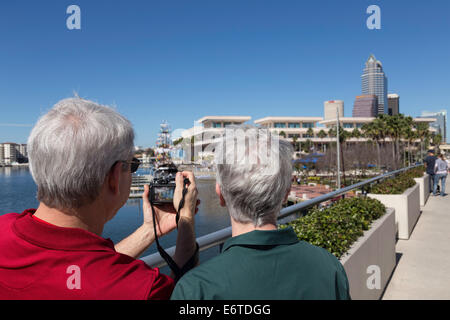 Älteres paar der Touristen fotografieren Skyline, Tampa Florida Stockfoto