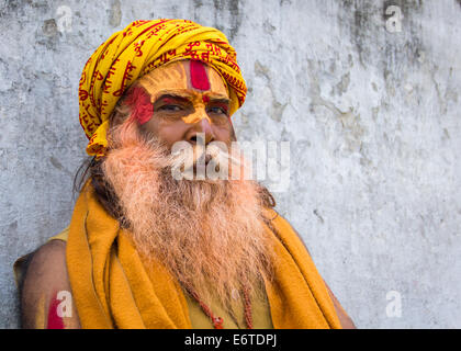 Ein Hindu Sadhu (Heiliger), tragen traditionelle Farbe und ein Kopftuch auf die Hindu-Tempel von Pashupatinath, Kathmandu, Nepal. Stockfoto