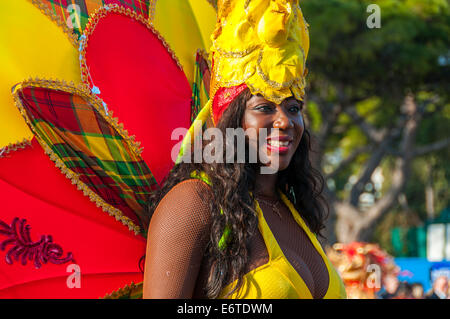 Nizza, Frankreich, Portrait, Schwarze französische riviera Karibik Frau in Kostüm, Parade vor der Straße bei der traditionellen Frühlings-Karnevalsparade Multi Ethnic Stockfoto