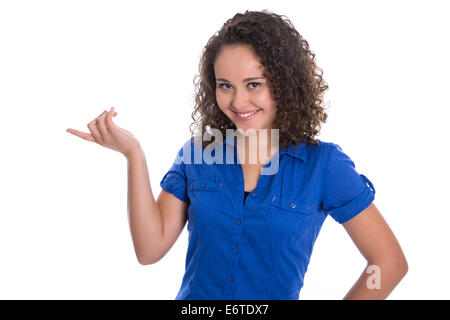 Präsentations-Konzept: isolierte junge Frau in blaue Bluse, die etwas mit dem Zeigefinger zeigen. Stockfoto