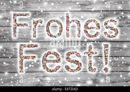 Frohe Weihnachten-Text in deutscher Sprache. Dekoration in grau und weiß. Stockfoto